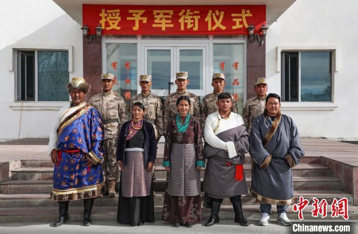 圖為列兵代表與親人合影留念?！詵| 攝