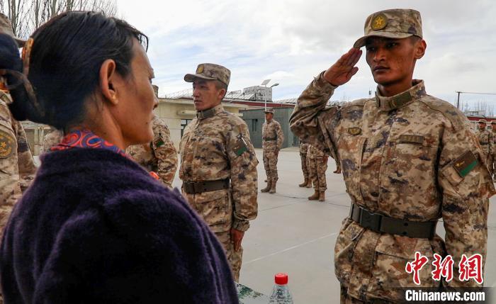 圖為列兵扎西加央向母親敬禮?！詵| 攝