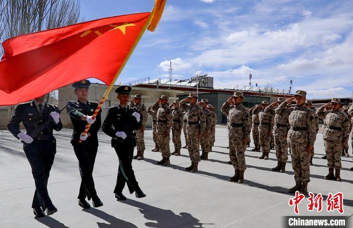 圖為授銜現(xiàn)場迎軍旗?！詵| 攝