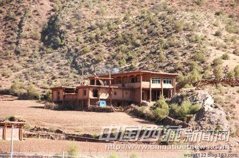 典型的柱梁承重型建筑，立柱直通二層大梁。