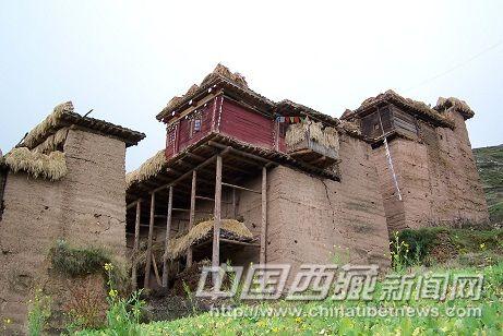 三巖帕錯(cuò)民居，可見其墻柱混合承重的結(jié)構(gòu)。