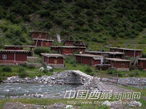 墻體承重的木楞房，密封性好且抗震性極好，但造價(jià)較高。