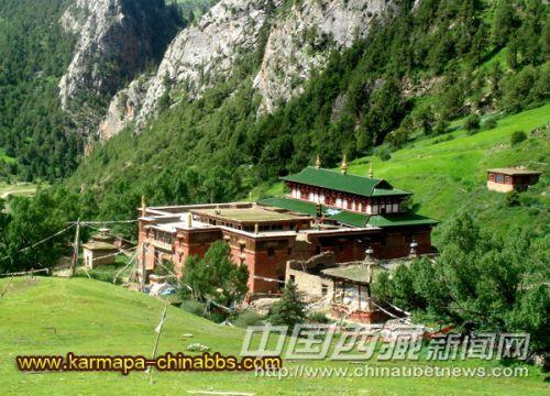 噶瑪寺是昌都現(xiàn)存最古老的寺廟之一，也是噶舉派的主寺，地位很高。
