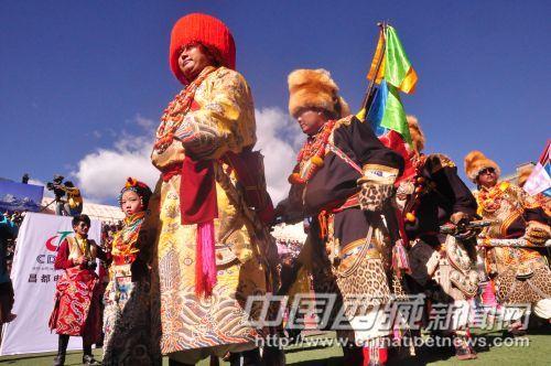 個(gè)性張揚(yáng)、堅(jiān)韌強(qiáng)悍、敢愛敢恨是康巴人鮮明的性格特征