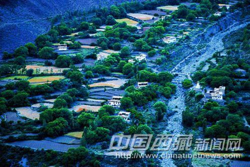 昌都地區(qū)耕地分散零碎，只適合個(gè)體家庭經(jīng)營(yíng)，所以沒有形成衛(wèi)藏常見的莊園經(jīng)濟(jì)。。
