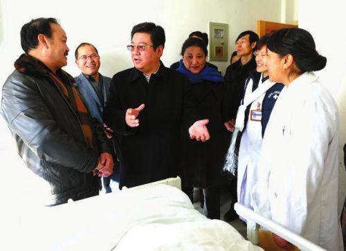 張延清看望慰問元旦期間堅(jiān)守在崗位上的工作人員。旺久 攝