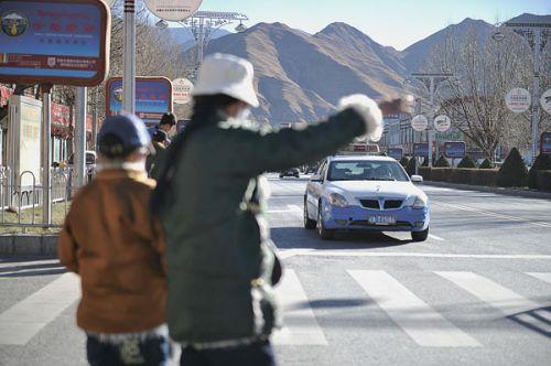市民招手攔出租車。記者 王茂松 攝
