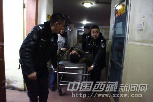 拉薩鐵路公安處民警協(xié)助醫(yī)護人員將傷者送往手術室（曹富強 攝）
