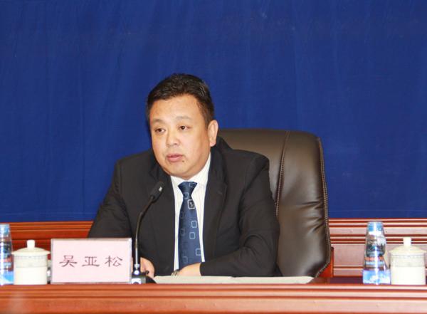 拉薩市副市長、政府新聞發(fā)言人吳亞松發(fā)言。.jpg