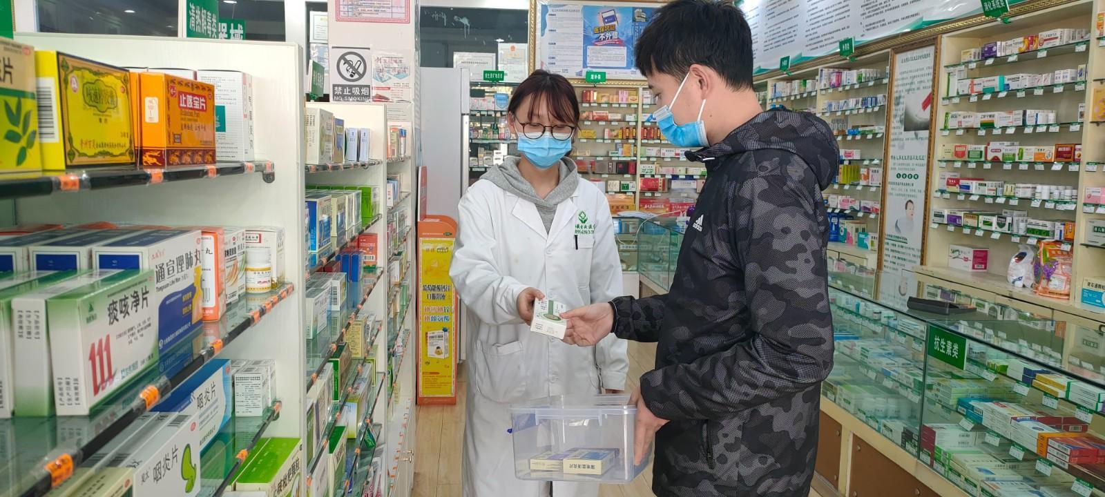 市民正在選購藥品。(4055665)-20230112093119.jpg
