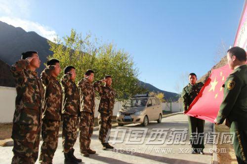 圖為退伍老兵向國(guó)旗敬禮