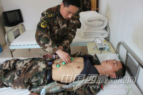 圖為巡診服務(wù)隊(duì)為一線(xiàn)官兵作健康檢查