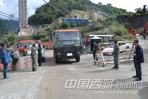 波密縣公安局通麥二級公安檢查站確保軍車順利通過