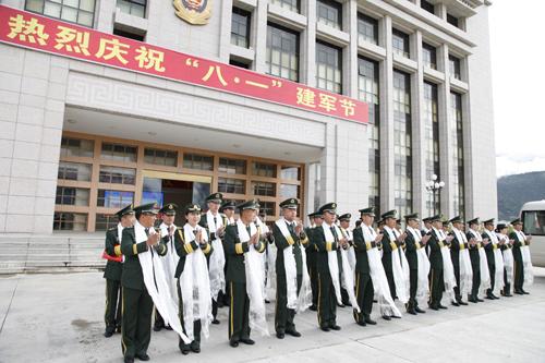 圖為支隊(duì)官兵歡迎領(lǐng)導(dǎo)到來(lái).jpg