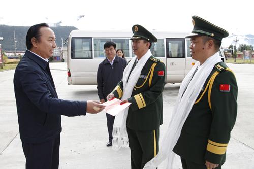 圖為達(dá)娃歐珠副書記向邊防官兵贈(zèng)送慰問(wèn)金.jpg