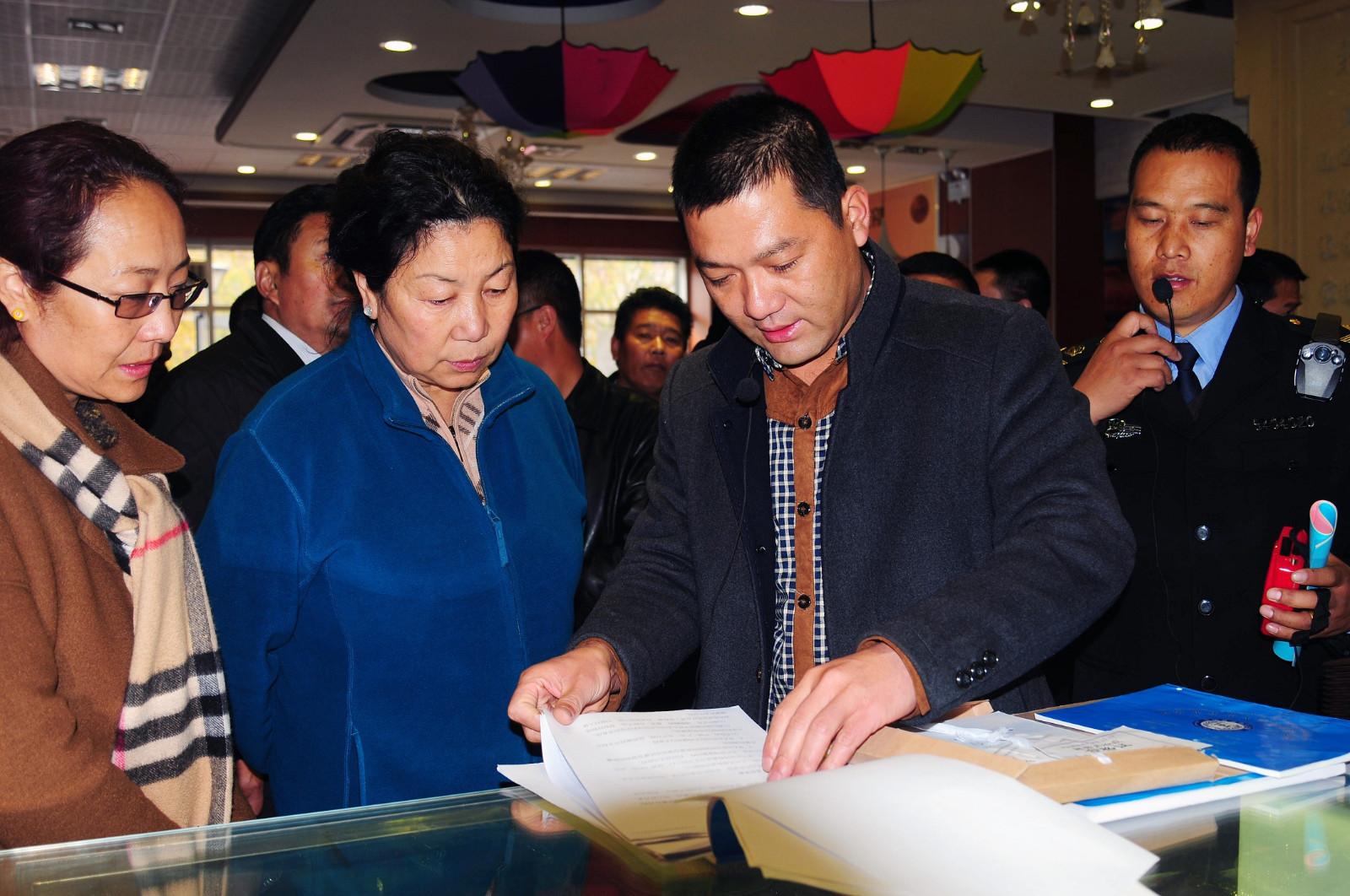 03自治區(qū)政府副主席德吉一行在明廚亮灶餐廳檢查食品安全情況。.JPG