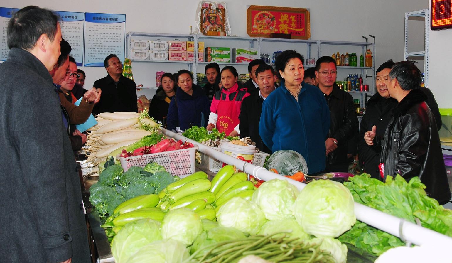 02自治區(qū)政府副主席德吉在林芝市菜籃子工程惠民直銷店檢查食品安全。.JPG