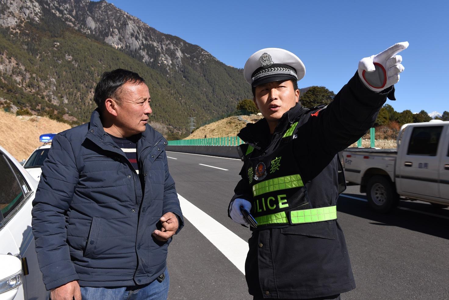 圖為高速交警為駕駛員指路。.JPG
