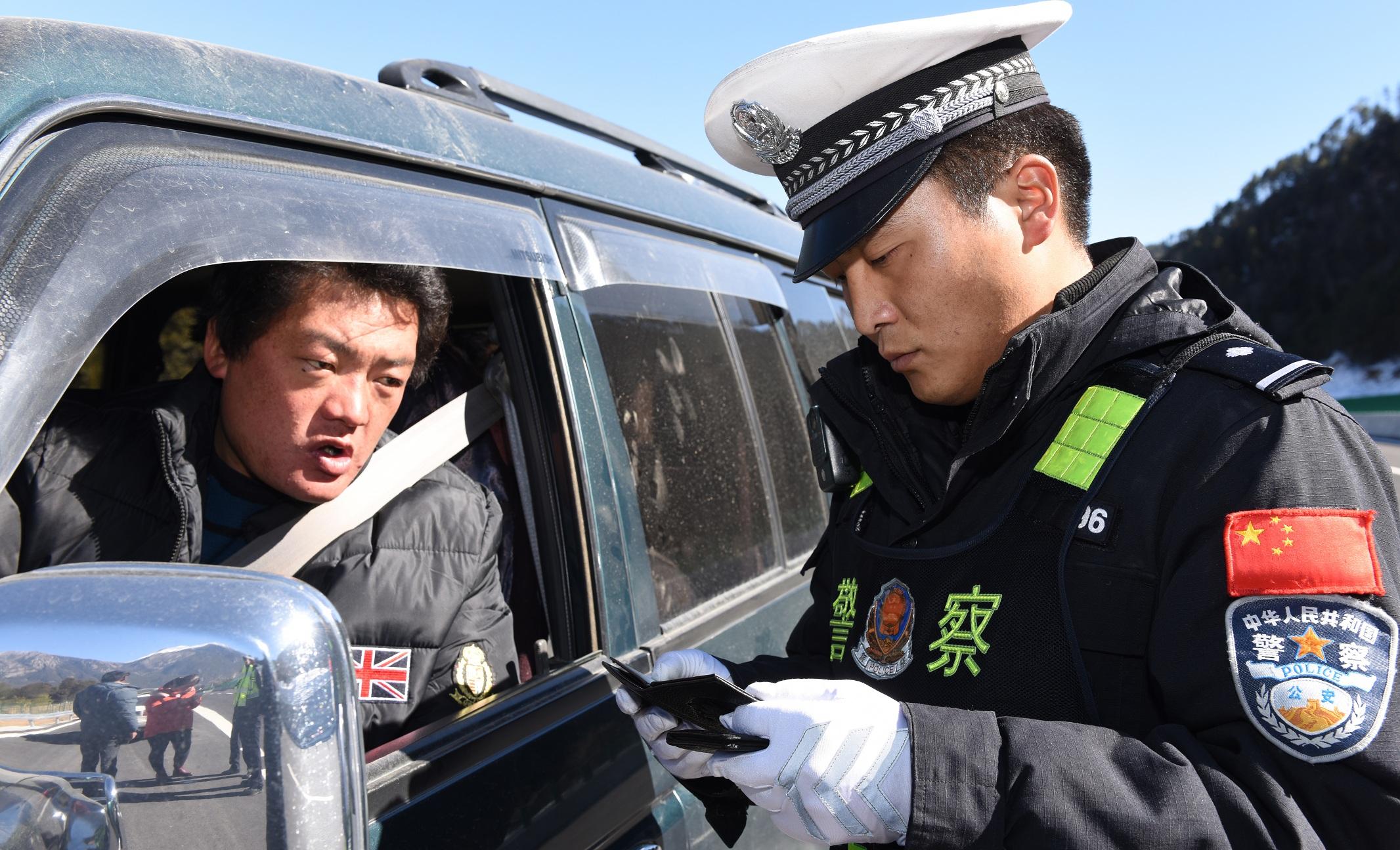 圖為高速交警對路邊?？寇囕v進(jìn)行檢查.jpg