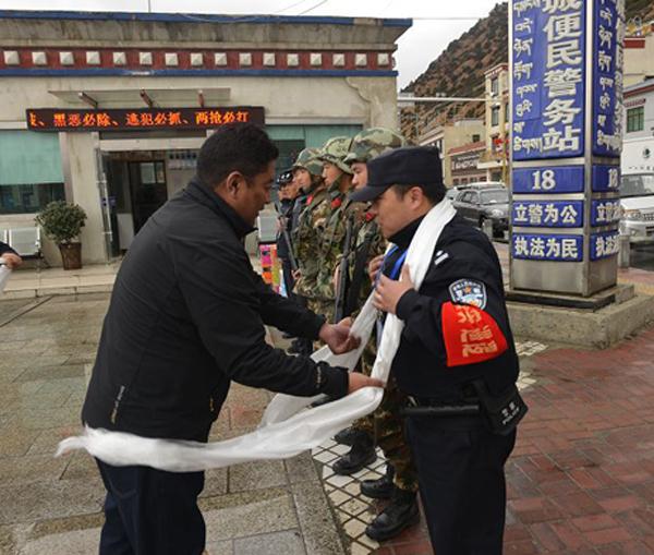 圖為多布慶常委慰問(wèn)維穩(wěn)一線執(zhí)勤民輔警現(xiàn)場(chǎng).jpg