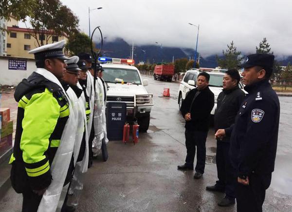圖為多布慶常委慰問(wèn)維穩(wěn)一線交通卡點(diǎn)民輔警.jpg
