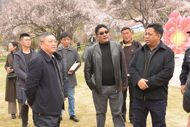圖為多布慶常委前往“林芝第十九屆桃花文化旅游節(jié)”現(xiàn)場指導活動安保工作1.jpg