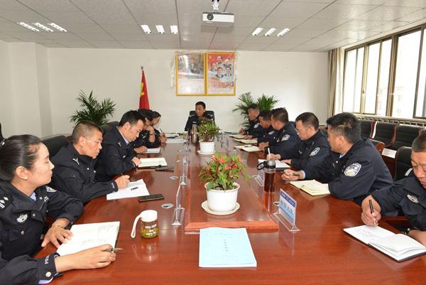 圖為林芝市巴宜區(qū)委常委、政法委書記、公安局局長(zhǎng)旺青同志主持召開會(huì)議1.jpg