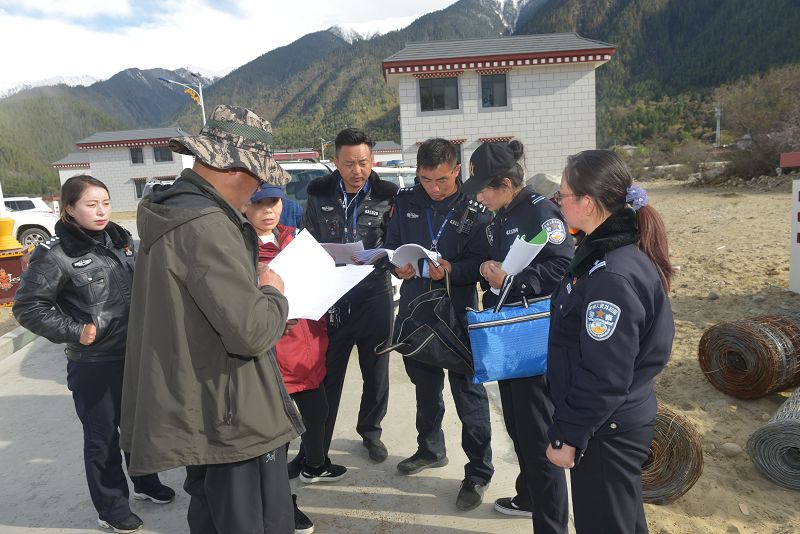 圖為：林芝巴宜區(qū)公安局黨委班子古都、唐瓊?cè)A同志前往易地扶貧搬遷點開展相關(guān)工作.jpg