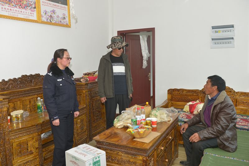 圖為：林芝巴宜區(qū)公安局黨委班子古都、唐瓊?cè)A同志前往易地扶貧搬遷點住戶家開展相關(guān)工作1.jpg