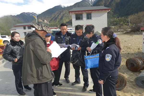 圖為：林芝巴宜區(qū)公安局黨委班子古都、唐瓊?cè)A同志前往易地扶貧搬遷點(diǎn)開展相關(guān)工作.jpg