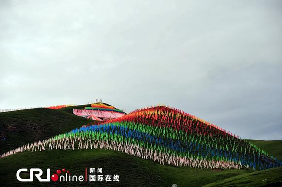 高原上的五彩經(jīng)幡，遠(yuǎn)遠(yuǎn)看去仿佛天上的彩虹落在人間 特約攝影師：李滬