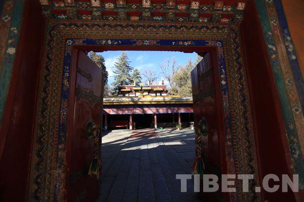 格桑頗章，是羅布林卡最早的宮殿之一。是七世達(dá)賴?yán)镉诠?755年興建。