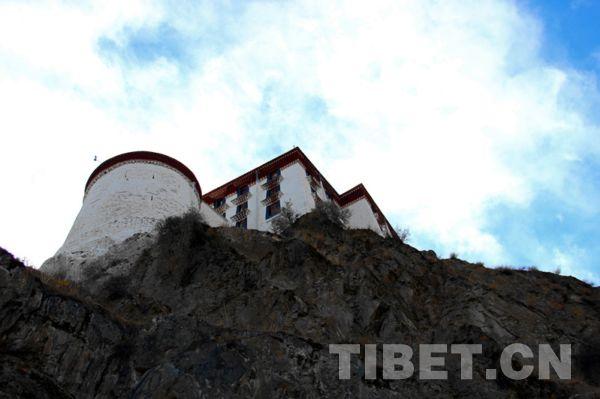 矗立在山巔的布宮一角。1961年，國(guó)務(wù)院將布宮列為國(guó)家重點(diǎn)文物保護(hù)單位，每年都拔?？罹S修。