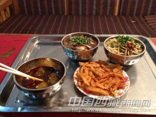 拉薩的小吃：涼粉、涼面、炸土豆  彭月圓 手機(jī)拍攝