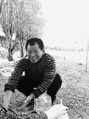 察古光明林卡的經(jīng)營者次仁頓珠今年56歲，是一個非常熱情的人。