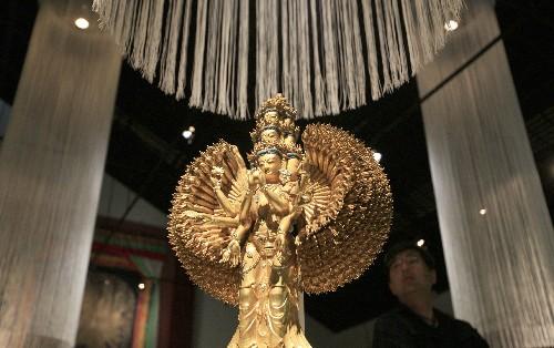 7月11日，在日本北海道近代美術(shù)館舉行的“圣地西藏珍寶展”上，觀眾觀看國家一級(jí)文物——十一面千手千眼觀音菩薩像。當(dāng)天，介紹西藏文化藝術(shù)的“圣地西藏珍寶展”在北海道首府札幌開幕。展覽展出了中國西藏自治區(qū)博物館和布達(dá)拉宮等地珍藏的123件珍貴文物，其中包括36件國家一級(jí)文物。札幌的展出將持續(xù)到8月23日，之后還將在東京、大阪和仙臺(tái)進(jìn)行巡回展出。 新華社記者任正來攝