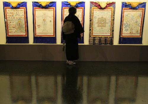 7月11日，觀眾在日本北海道近代美術(shù)館舉行的“圣地西藏珍寶展”上觀看關(guān)于醫(yī)學(xué)的唐卡。當(dāng)天，介紹西藏文化藝術(shù)的“圣地西藏珍寶展”在北海道首府札幌開幕。展覽展出了中國西藏自治區(qū)博物館和布達(dá)拉宮等地珍藏的123件珍貴文物，其中包括36件國家一級(jí)文物。札幌的展出將持續(xù)到8月23日，之后還將在東京、大阪和仙臺(tái)進(jìn)行巡回展出。 新華社記者任正來攝