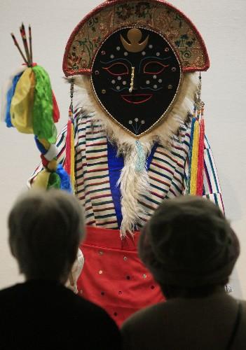 7月11日，觀眾在日本北海道近代美術(shù)館舉行的“圣地西藏珍寶展”上觀看展品。當(dāng)天，介紹西藏文化藝術(shù)的“圣地西藏珍寶展”在北海道首府札幌開幕。展覽展出了中國西藏自治區(qū)博物館和布達(dá)拉宮等地珍藏的123件珍貴文物，其中包括36件國家一級(jí)文物。札幌的展出將持續(xù)到8月23日，之后還將在東京、大阪和仙臺(tái)進(jìn)行巡回展出。 新華社記者任正來攝