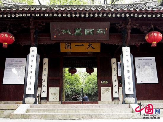 天一閣是中國現(xiàn)存最早的私家藏書樓，據(jù)記載也是麻將的創(chuàng)始人清朝時的“甬上聞人”陳魚門，甬是寧波的簡稱，所以這位陳氏先祖是寧波人。陳氏支祠就是陳家的祠堂，所以才將麻將起源陳列館建在這里。