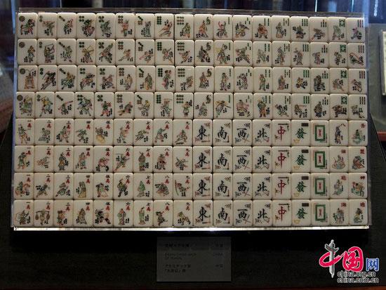 水滸葉子后期牌的張數(shù)與馬吊牌張數(shù)一致，梁山108條好漢剛好與筒條萬三門牌的張數(shù)一樣多。這是中國唯一一副手工制作的108條好漢麻將！李中華攝影
