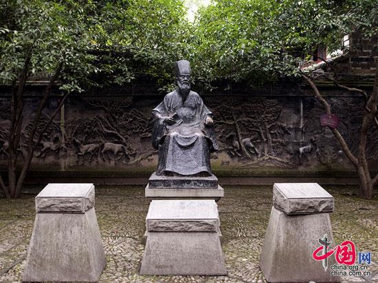 陳魚門“廣交游，琴酒無虛日”，極喜玩耍，精熟紙牌。他因深感紙牌有諸多不便，于同治三年(1846)改為竹骨，繼承碰和牌中的萬、索、筒，共108張，易紅花為綠發(fā)，白花為白板，老千為紅中，名“三箭”，各4張，各4張，共12張，增“東、南、西、北”四風(fēng)，各4張，共16張。由此形成了當(dāng)時流行的136張一副的麻將。李中華攝影