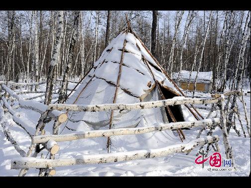 曾經(jīng)鄂溫克人居住的“撮羅子”，在冬天被當(dāng)做了倉(cāng)房。天高攝影