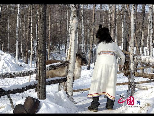 每次出入都要用木頭把門(mén)插上，防止馴鹿進(jìn)到院子里。天高攝影