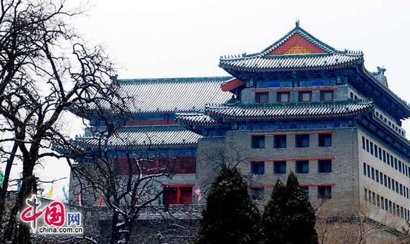 2011年2月10日的這場雪，是北京近60年來當年冬季最“晚來”的雪，大家對這場雪期盼已久。 圖為北京美麗雪景之老城墻 (YIPIN攝影報道）