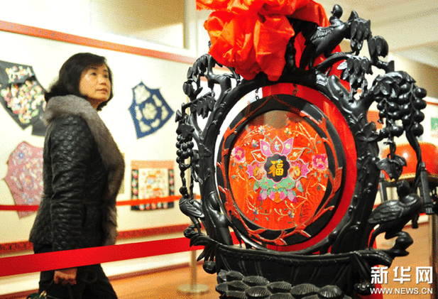 （3）2月9日，一位市民在觀看一款漆器。
