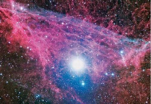 恒星爆炸形成超新星，產(chǎn)生難以置信的明亮光線，恒星殘留物與它軌道上的氣體和灰塵碰撞將釋放出光形式能量。這些炙熱氣體就是著名的超新星殘留物。這是船帆星座內(nèi)超新星，這個(gè)超新星爆炸時(shí)直徑膨脹至55光年。船帆星座內(nèi)超密集灰塵云中有一個(gè)“船帆脈沖星”，每秒旋轉(zhuǎn)11次。