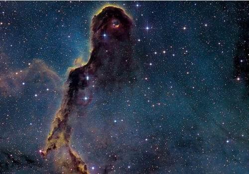 如圖所示，這是IC 1396星云，它是最大的可觀測星云之一，其直徑是太陽直徑的2500倍。該星云的灰塵和氣體云是由周邊恒星輻射物質(zhì)形成的。據(jù)悉，IC 1396星云位于仙王星座，仙王星座是天文學(xué)家最早觀測記錄的星座之一。