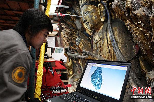 工作人員通過三維激光掃描，將造像表面金箔微觀變化錄入電腦，為跟蹤和對比修復(fù)效果提供重要的科學(xué)依據(jù)。