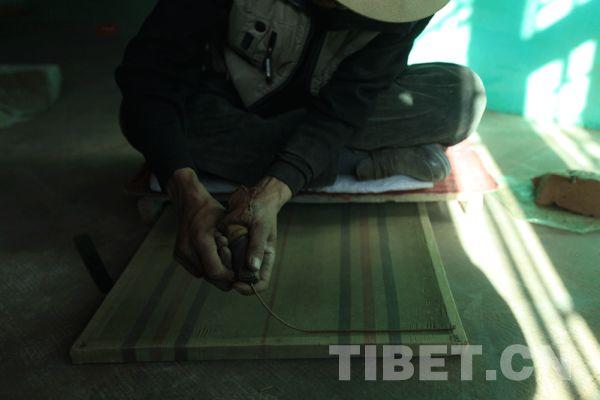 頓珠從牛角里擠出藏香泥，開始塑形
