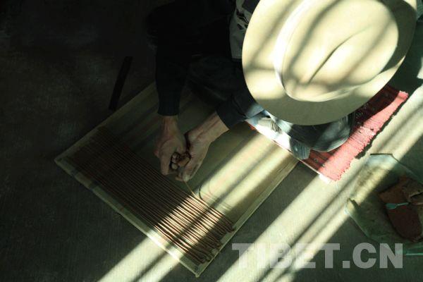 頓珠小心翼翼，將一條條藏香塑在模板上
